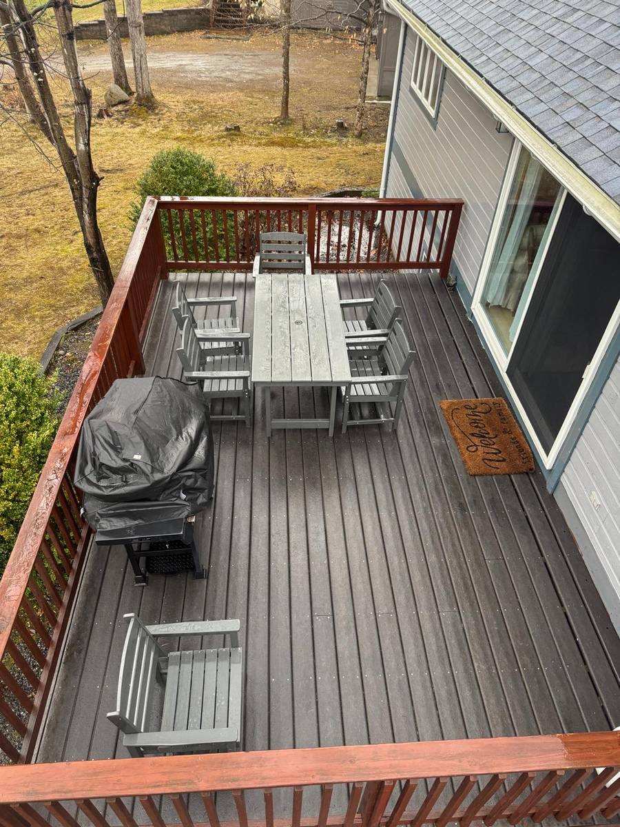 Clean composite deck with furniture